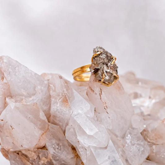 Großer Ring aus rohem Pyrit — 18 Karat vergoldet